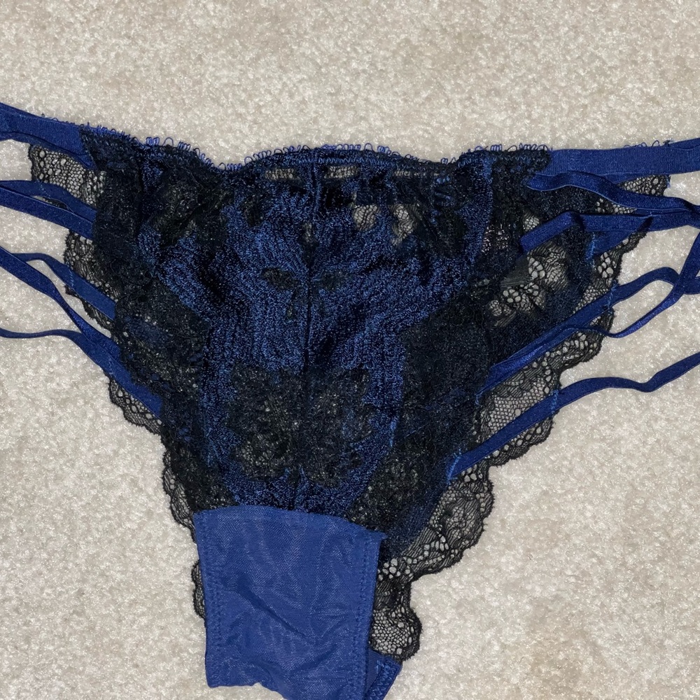 Victorias Secret vintage Very Sexy Floral Lace Thong Navy Blue and Black